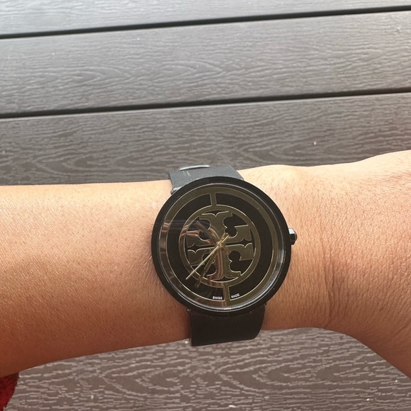 Beautiful Tory Burch Watch in gold and black - Picture 4 of 6